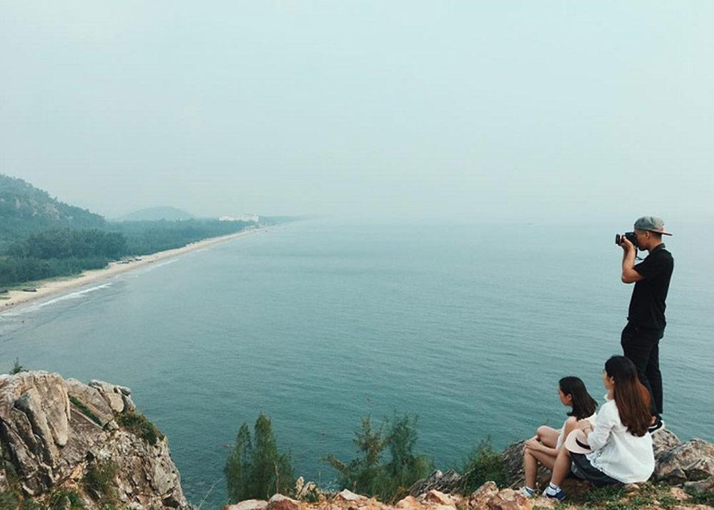 Đứng trên Mỏm đá Mặt Trời bạn có thể nhìn thấy toàn cảnh biển Hải Hòa